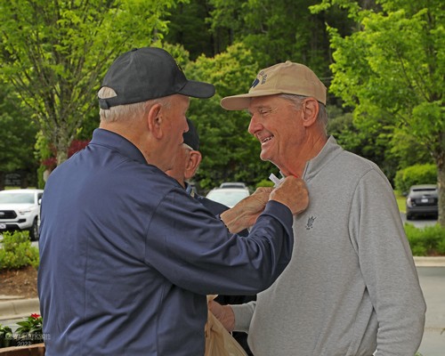 Post 370 Legionnaire Bill Edwards pins on a poppy.